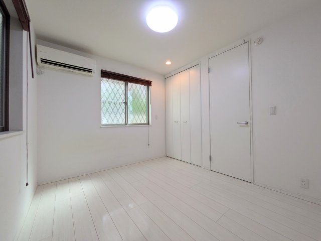 川崎市高津区久地３丁目中古戸建のその他|約５．３畳相当のサービスルーム。窓が２面にあり採光が取れているほか、収納も付いております。※家具調度品は販売対象外