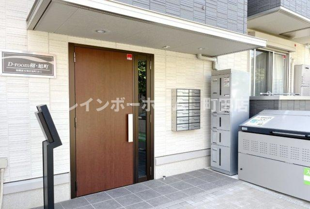 D-room樹・旭町※初期費用分割あと払いサービス利用可能物件のエントランス