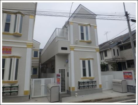 中野区本町２丁目のアパートのエントランス