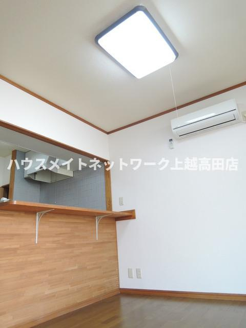 リバティ越後Ａの居間・リビング|DK9.5帖（参考同型リバティ越後B 205号室反転室内写真）