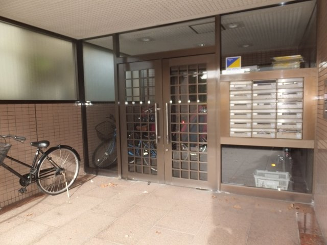 フジヨシ小島町ビルのエントランス