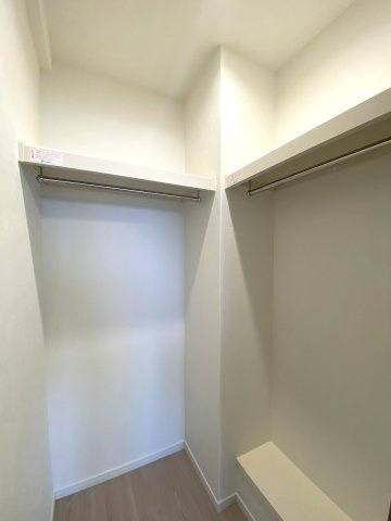 コスモ田端北パークフォルムの収納|洋室6.0帖に備え付けられた大容量のウォークインクローゼット。衣類はもちろん、スーツケースや季節家電などの大きめの荷物もすっきりと収納でき、お部屋を広く活用できます。
