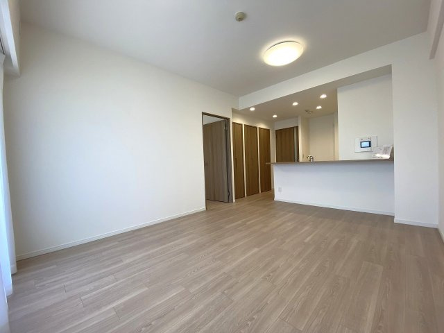 コスモ田端北パークフォルムの居間・リビング|リビング全体を見渡せる開放的な空間設計。新規貼り替え済みの綺麗なフローリングが木目の温かもりを感じさせ、お好みのインテリアを美しく引き立てるシンプルで上質な内装です。