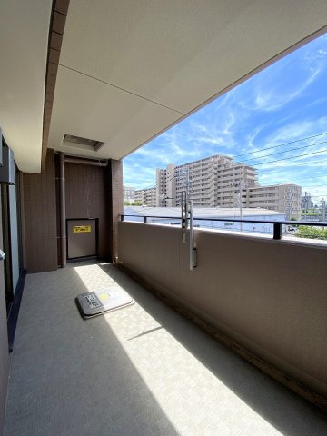 コスモ田端北パークフォルムのバルコニー|専有面積12.00㎡を誇るゆったりとしたバルコニー。陽当り・通風ともに良好で、洗濯物や布団を干す際にも十分なスペースがございます。気分転換のリフレッシュにもぴったりです。