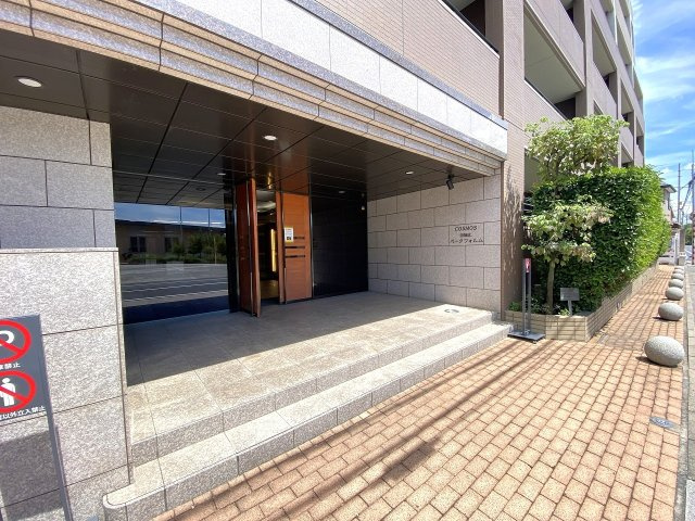 コスモ田端北パークフォルム|マンションの顔となるエントランスアプローチ。アプローチ部分は綺麗に整備されており、住まう方や訪れるゲストを温かく迎え入れます。管理の行き届いた清潔感のある共用部です。