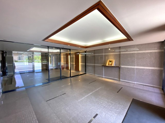 コスモ田端北パークフォルムのエントランス|明るく整頓されたエントランスホール。開放感のある空間で日々の出入りも快適です。共有スペースの掃除が行き届いており、日頃の丁寧なマンション管理体制が窺える心地よい空間です。