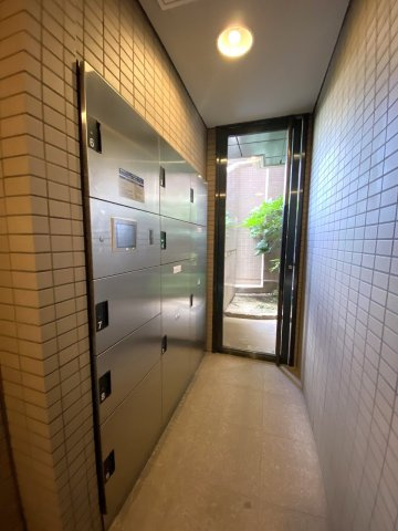 コスモ田端北パークフォルムの設備|ご不在時でもお荷物をスムーズに受け取れる便利な宅配ボックスを完備。再配達の手間が省け、日中お仕事や外出で忙しい方でも安心して荷物を受け取れる大変魅力的な設備です。