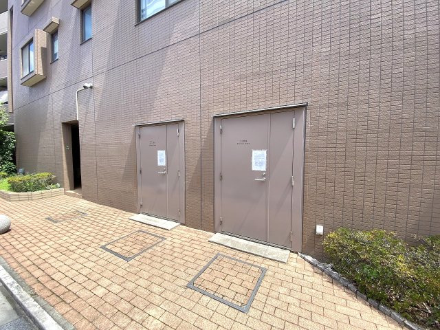 コスモ田端北パークフォルムのその他共用部分|敷地内に設置された専用のゴミ捨て場です。清掃が行き届いており、大変清潔な状態が保たれています。住まう方のマナーも良く、日常の快適な暮らしを陰ながら支える共用設備です。