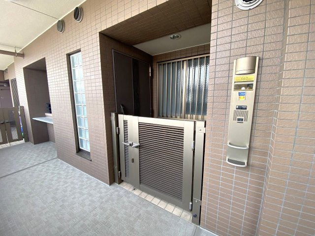 コスモ田端北パークフォルムの玄関|玄関前には1.60㎡の専用ポーチを備えております。戸建て感のような独立性を高めるとともに、ベビーカーの一時置きや室内のプライバシー保護にも役立つゆとりあるスペースです。