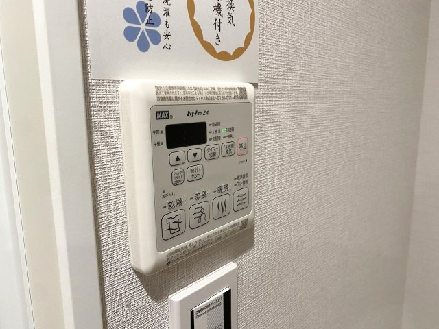 コスモ田端北パークフォルムの冷暖房・空調設備|雨の日や夜間のお洗濯にも大活躍する浴室乾燥機能を完備。カビの発生を抑えて浴室を清潔に保つほか、冬場のヒートショック対策や入浴前の暖房としても重宝する嬉しい設備です。