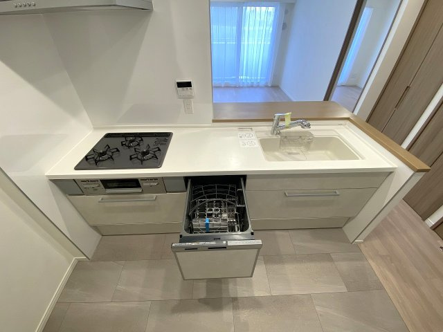 コスモ田端北パークフォルムの発電・温水設備|家事の時間を大幅に短縮してくれる便利な食器洗い乾燥機を標準装備。手洗いに比べて節水効果が高く、食後の後片付けもスムーズに行えるため、ゆとりある時間を生み出します。