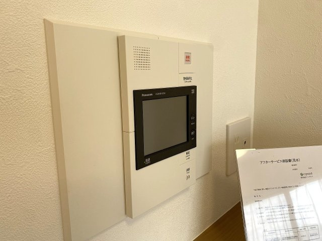 コスモ田端北パークフォルムのセキュリティ|室内から訪問者の顔を確認できるTVモニター付きインターホンを設置。不在時の来客チェックはもちろん、防犯面でも大きな安心感があり、毎日の暮らしの安全を守ります。