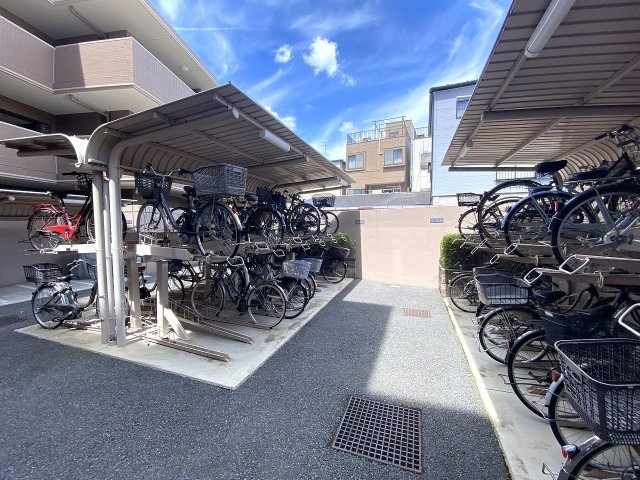 コスモ田端北パークフォルムの駐輪場|屋根付きの敷地内駐輪場を完備。大切な自転車を雨風からしっかり守り、傷みや汚れを防ぎます。綺麗に整頓されたスペースで、日々の通勤・通学や買い物時のご利用にも大変便利です。