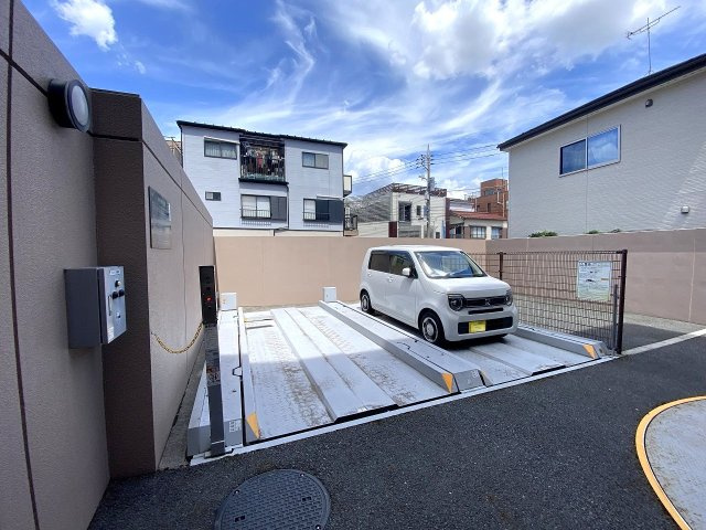 コスモ田端北パークフォルムの駐車場|敷地内に確保された便利な駐車場スペース。お車をお持ちのご家庭にも安心の設備です。雨の日の乗り降りや、お買い物時の重い荷物の出し入れもスムーズに行える魅力的な共用環境です。