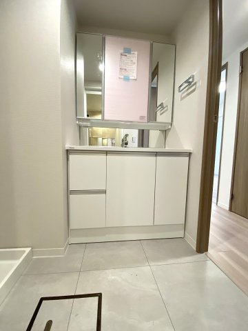 コスモ田端北パークフォルムの独立洗面台|スタイリッシュな洗面化粧台へ新規交換済。収納力に優れており、散らかりがちな洗面小物や衛生用品もすっきりと整理整頓できます。朝の身支度もスムーズに行えます。