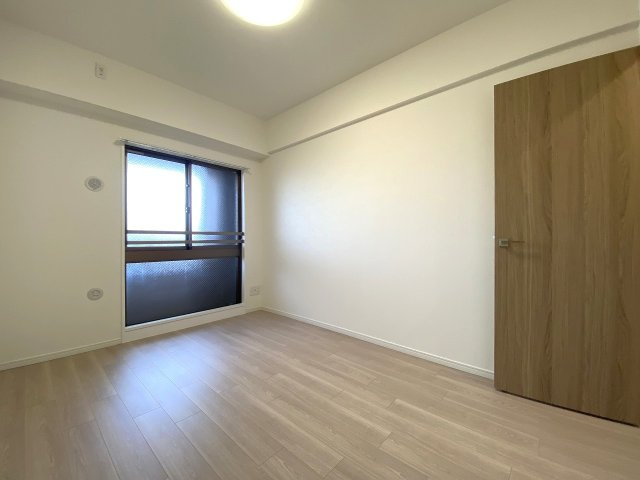 コスモ田端北パークフォルムの子供部屋|約6.0帖の洋室（間取り図右上）は、お子様のお部屋や書斎にぴったりです。全居室フローリング仕上げのため、お掃除がしやすく清潔な空間を保ちやすいのも魅力のひとつです。