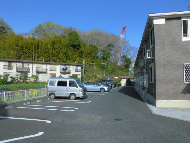 町田市小野路町のアパートの駐車場
