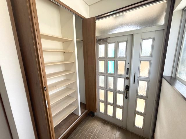 所沢市中富南3丁目中古戸建の玄関|玄関にも自然光が差し込みます♪毎日の「いってきます」が明るい空間に！