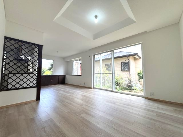 所沢市中富南3丁目中古戸建の居間・リビング|大きな窓からたっぷりの陽射し♪家族が自然と集まりたくなる明るいLDKです！