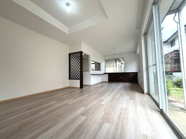 所沢市中富南3丁目中古戸建の居間・リビング|白を基調とした爽やかなLDK♪開放感のある空間で新生活を！
