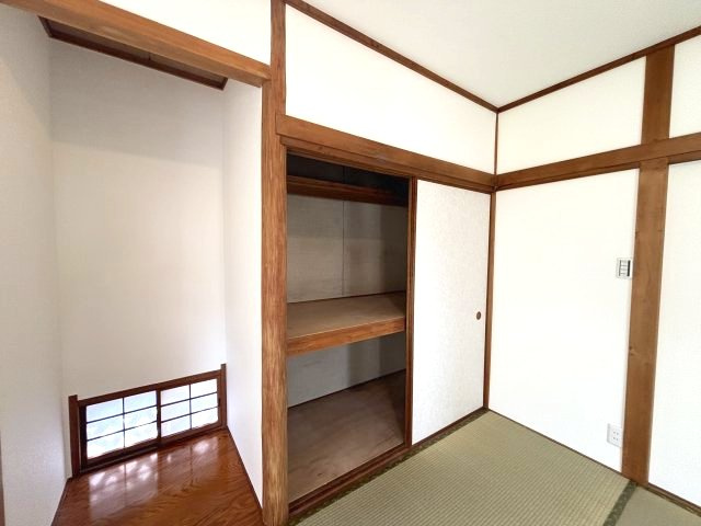 所沢市中富南3丁目中古戸建の和室|収納スペースを備えた、落ち着きのある和室です。