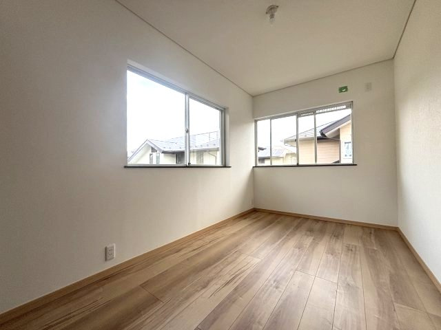 所沢市中富南3丁目中古戸建の洋室|2面採光で明るく、開放感のある洋室です。