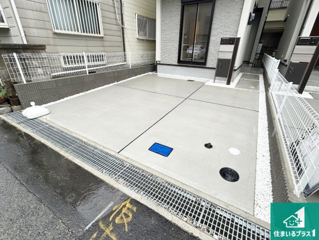 ■尼崎市神田中通　新築一戸建ての駐車場|並列２台駐車可能！ゆとりの駐車スペースで車庫入れもスムーズ！

