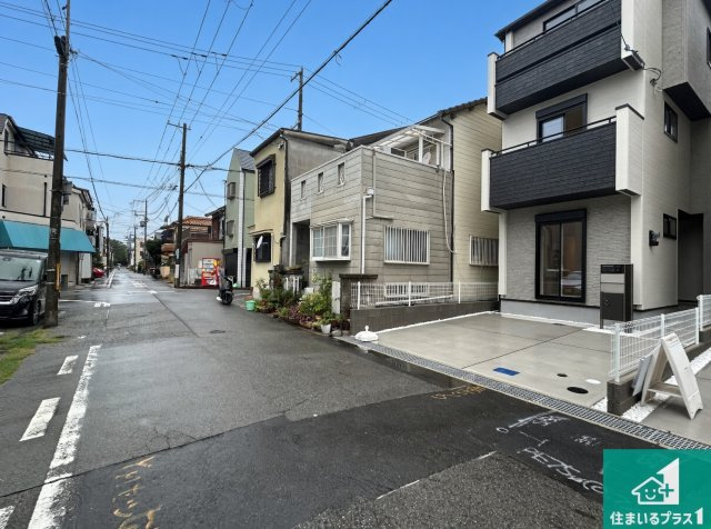 ■尼崎市神田中通　新築一戸建ての前面道路含む現地写真|周辺は閑静な住宅街！前面道路広々で車の出し入れも便利です。駐車が苦手な方でも安心して車庫入れできます！