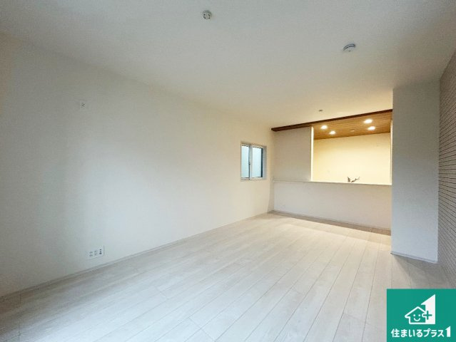尼崎市神田中通　新築一戸建ての居間・リビング|シンプルなリビングは、観葉植物等のインテリアを楽しめますね！パパ好みにも、ママ好みにも家具次第で雰囲気を変えることができます！