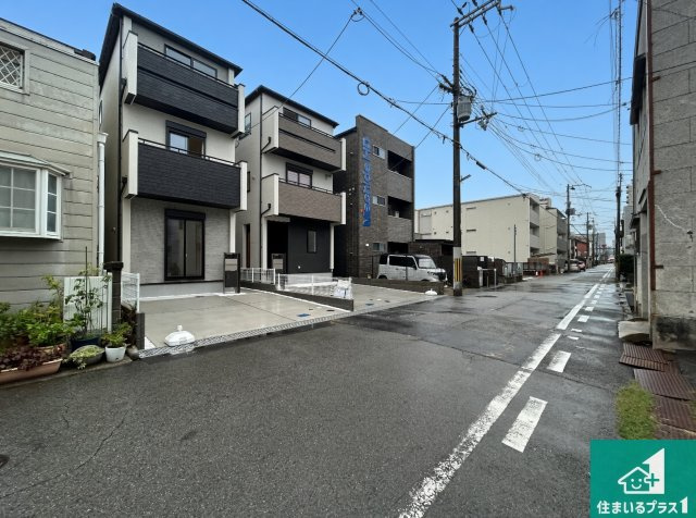 尼崎市神田中通　新築一戸建ての前面道路含む現地写真|周辺は閑静な住宅街！前面道路広々で車の出し入れも便利です。駐車が苦手な方でも安心して車庫入れできます！