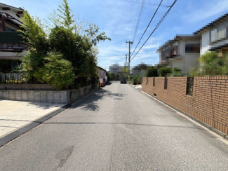 【前面道路含む現地写真】 | 【閑静な住宅地でのびのび子育て】閑静な住宅地で子育て家族にピッタリ！毎日のお散歩も快適な緑に恵まれたエリアです♪