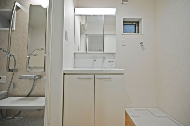 大阪市淀川区田川１丁目新築一戸建て｜3LDK＋駐車1台可の独立洗面台|明るく使いやすい3面鏡付きの洗面化粧台です。広いボウルの洗面台のため、軽い衣類の汚れなども手早く洗えます。