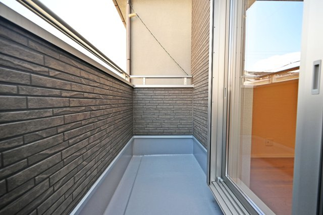 大阪市淀川区田川１丁目新築一戸建て｜3LDK＋駐車1台可のバルコニー|たっぷりの陽光が差し込む南向きの住まいです。