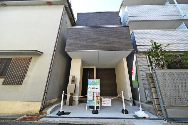 大阪市淀川区田川１丁目新築一戸建て｜3LDK＋駐車1台可の外観|2026年1月完成！採光と風通しに恵まれた2階リビングが魅力です。南面バルコニーに面しており、陽光あふれる明るい暮らしをお楽しみいただけます。