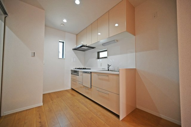 大阪市淀川区田川１丁目新築一戸建て｜3LDK＋駐車1台可のキッチン|壁付けキッチンは作業台が広く、上部・下部に収納を確保しているため、使い勝手よく調理が行えます。