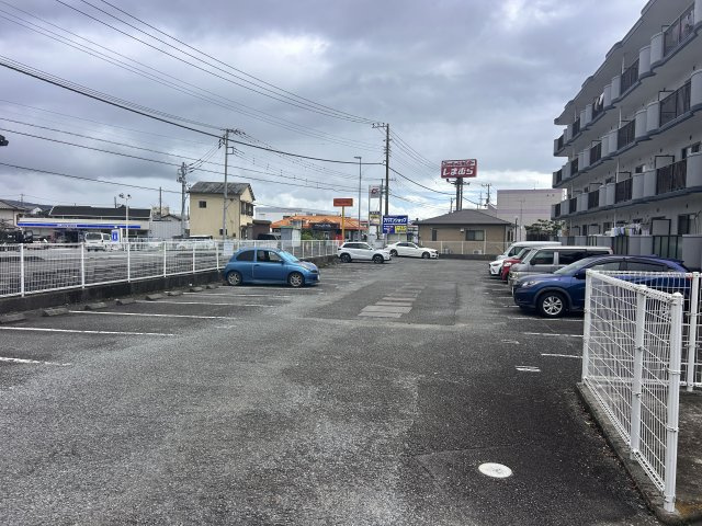 エトワールKの駐車場