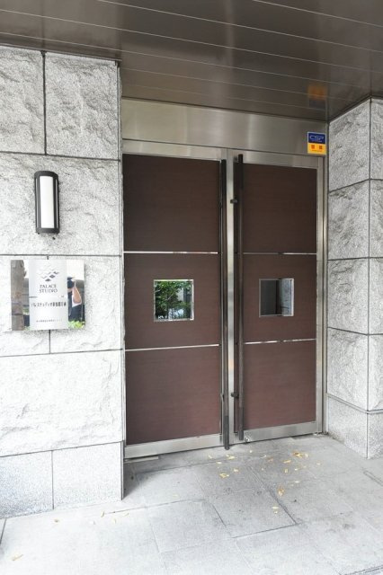 パレステュディオ新宿都庁前のエントランス