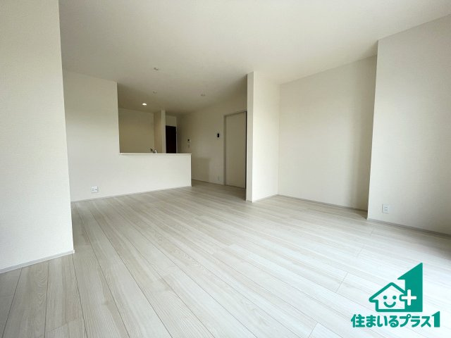★31(土)1(日)3(祝)現地見学可能！★長浜市南小足町　第9期　限定1邸の居間・リビング|日当たり良好の明るいリビングで朝の目覚めもスッキリできそう！対面キッチンでご家族のコミュニケーションも自然と増える設計！小さなお子様が遊ぶスペースを作っても広々とくつろげるLDK！
