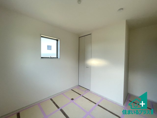 ★17(土)18(日)現地見学可能！★長浜市南小足町　第9期　限定1邸の洋室|シンプルな洋室は、自分好みのインテリアが楽しめます♪ご家族とインテリアや家具を選びに行くのは入居時の醍醐味の一つです。ぜひお楽しみください♪