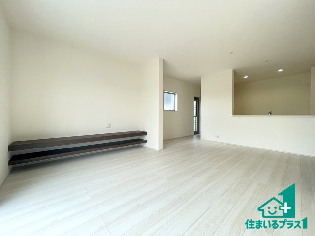 ★24(土)25(日)現地見学可能！★長浜市南小足町　第9期　限定1邸の居間・リビング|日当たり良好の明るいリビングで朝の目覚めもスッキリできそう！対面キッチンでご家族のコミュニケーションも自然と増える設計！小さなお子様が遊ぶスペースを作っても広々とくつろげるLDK！