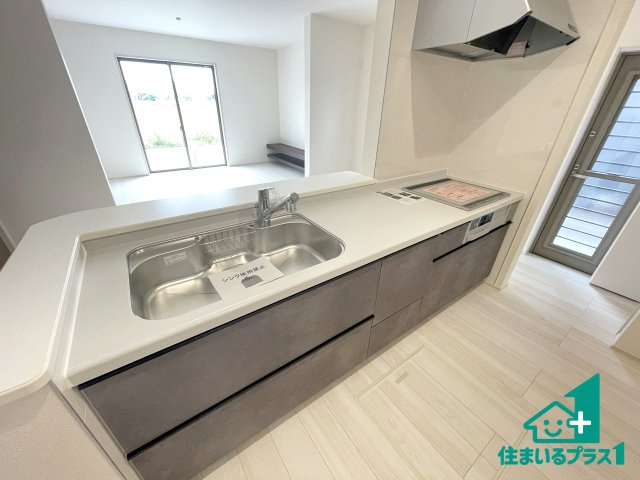 ★長浜市南小足町　第9期　新築一戸建てのキッチン|リビングと統一感があり、使い勝手のいいキッチン。広々としているので、二人並んで作業が出来ちゃいます。お子様と一緒に色々なお料理に挑戦できるスペースがあります。