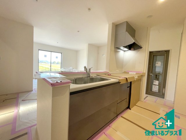 ★24(土)25(日)現地見学可能！★長浜市南小足町　第9期　限定1邸のキッチン|リビングと統一感があり、使い勝手のいいキッチン。広々としているので、二人並んで作業が出来ちゃいます。お子様と一緒に色々なお料理に挑戦できるスペースがあります。