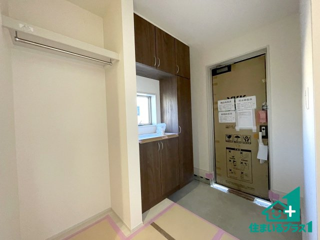 ★24(土)25(日)現地見学可能！★長浜市南小足町　第9期　限定1邸の玄関|シューズボックスにはたくさんの靴が収納できるので玄関周りはいつもスッキリ！ご家族が増えても安心！
