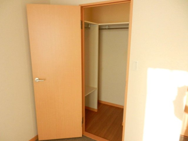 レオパレス大野芝Ⅱの内装|収納力バツグンクローゼット