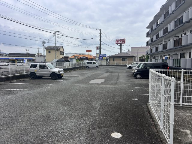 エトワールKの駐車場