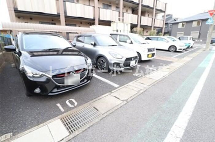 仲介手数料（賃料の1.10ヵ月）の50％OFF対象物件！の駐車場|車をお持ちの方に嬉しい駐車場付きの物件です