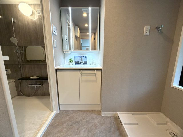 市内でも希少な平坦立地！角部屋でより開放感がup！眺望も得られる５階は一度住んだらこの環境は手放せないでしょう。ららぽーと横浜も歩いていける距離感で潤いMAXな、『日神パレステージ鴨居』リノベーションの脱衣所