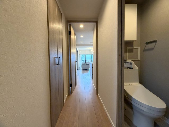 市内でも希少な平坦立地！角部屋でより開放感がup！眺望も得られる５階は一度住んだらこの環境は手放せないでしょう。ららぽーと横浜も歩いていける距離感で潤いMAXな、『日神パレステージ鴨居』リノベーションの内装|明るい色調の室内です