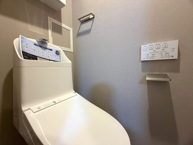 市内でも希少な平坦立地！角部屋でより開放感がup！眺望も得られる５階は一度住んだらこの環境は手放せないでしょう。ららぽーと横浜も歩いていける距離感で潤いMAXな、『日神パレステージ鴨居』リノベーションのトイレ|落ち着いたトイレです