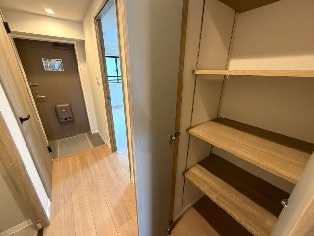 市内でも希少な平坦立地！角部屋でより開放感がup！眺望も得られる５階は一度住んだらこの環境は手放せないでしょう。ららぽーと横浜も歩いていける距離感で潤いMAXな、『日神パレステージ鴨居』リノベーションの収納|収納のためのスペースです